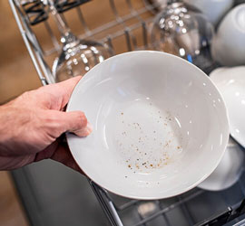 بررسی دلایل تمیز نشدن ظروف در ماشین ظرفشویی